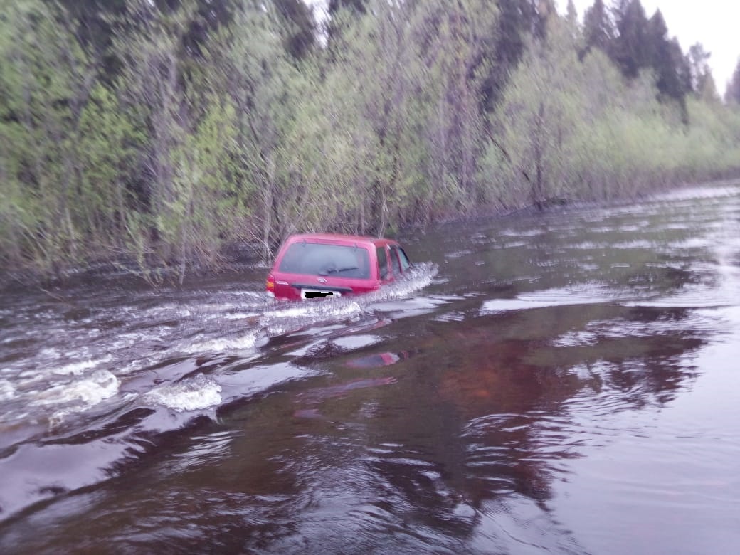 Ледяная вода по самые стёкла: в Котласском районе затопило автомобиль, в котором находилась семья
