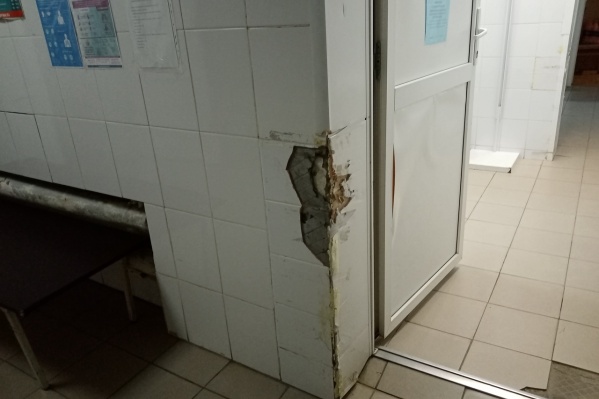 Автор жалобы считает, что стены отбивают каталками, которые не пролазят в дверные проемы Автор жалобы считает, что стены отбивают каталками, которые не пролазят в дверные проемы