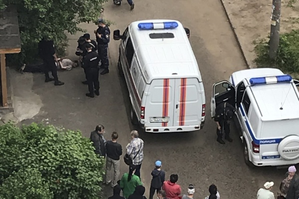 Буйного соседа передали медикам Буйного соседа передали медикам