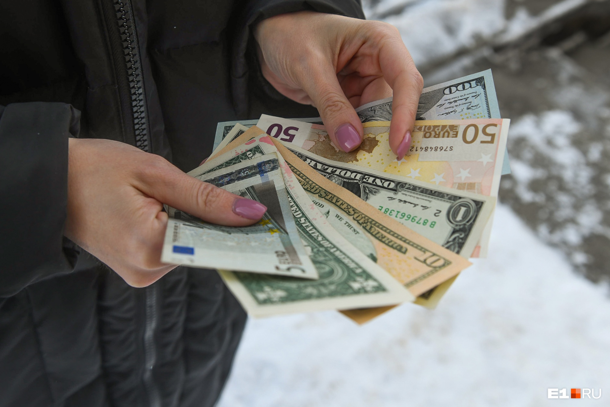 «Доллар скоро 100 рублей»: «уральский пельмень» Вячеслав Мясников написал песню об американской валюте