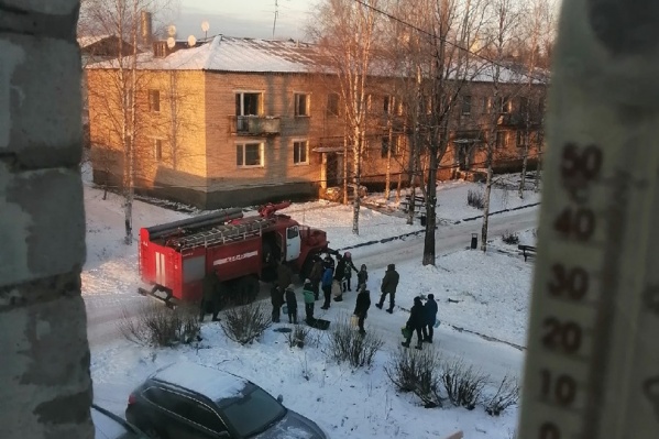 Пожарная машина раз в сутки привозит воду. Но пить ее нельзя Пожарная машина раз в сутки привозит воду. Но пить ее нельзя