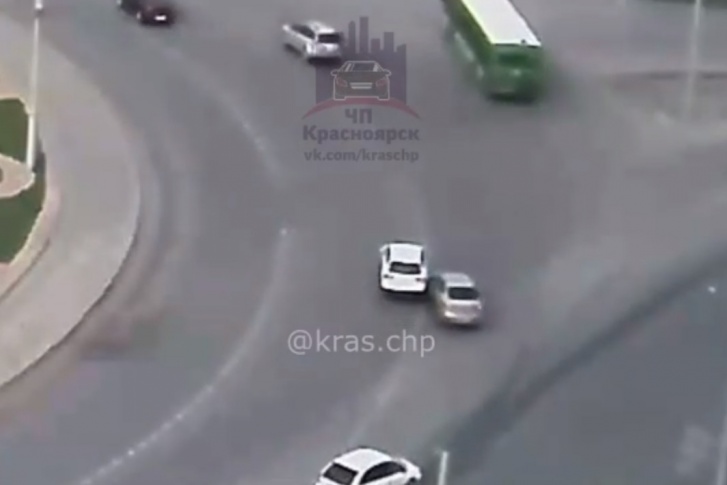 Многие пользователи считают, что аварию подстроил один из участников Многие пользователи считают, что аварию подстроил один из участников