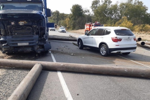 Авария произошла по дороге в Волгоград в Дубовском районе Авария произошла по дороге в Волгоград в Дубовском районе 