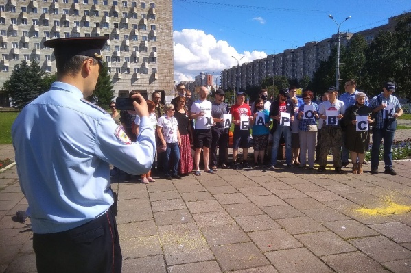 Гуляющих на площади сфотографировали, но никакого вмешательства полиции не было Гуляющих на площади сфотографировали, но никакого вмешательства полиции не было