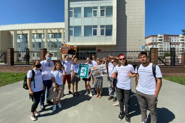 Поддержать Анатолия пришли примерно 20 новосибирцев Поддержать Анатолия пришли примерно 20 новосибирцев 