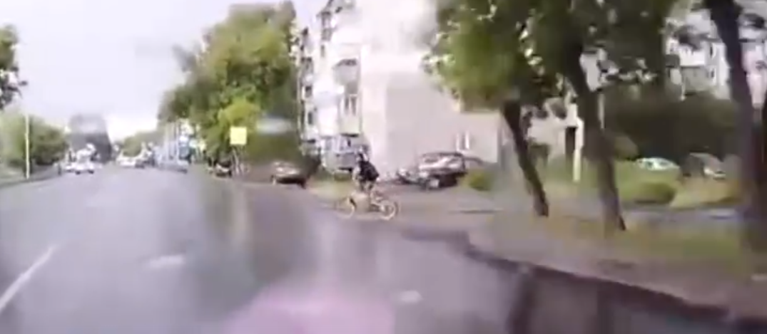 По курганским пабликам во «ВКонтакте» распространяют видео момента аварии По курганским пабликам во «ВКонтакте» распространяют видео момента аварии 