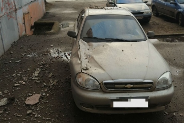 В Ярославле припаркованную у дома машину помяло упавшими кусками штукатурки В Ярославле припаркованную у дома машину помяло упавшими кусками штукатурки