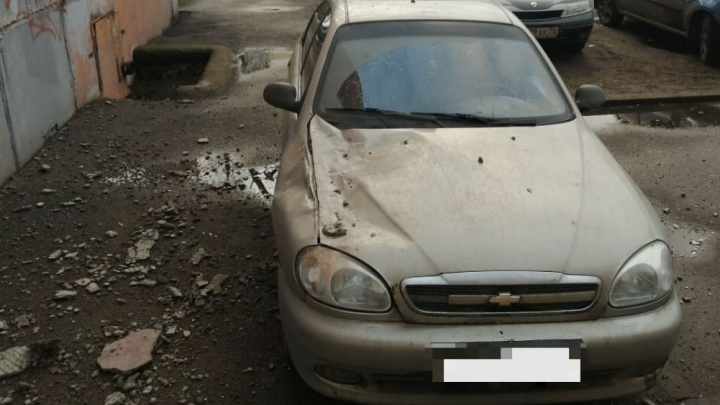 В Ярославле на припаркованную у дома машину рухнул пласт штукатурки: горожане спорят, кто виноват