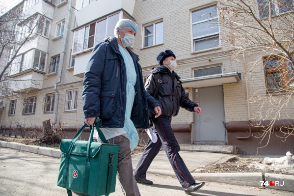 Врачи наблюдают пациентов уже несколько недель, но теперь компанию им будут составлять полицейские Врачи наблюдают пациентов уже несколько недель, но теперь компанию им будут составлять полицейские