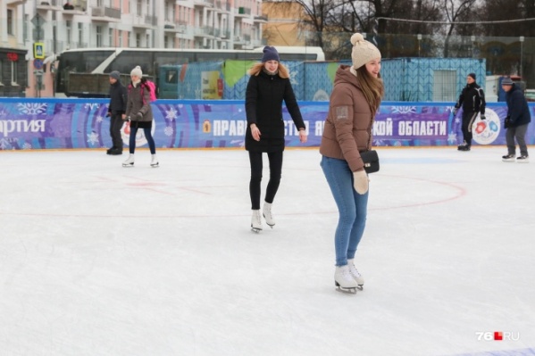 Кататься на коньках в центре будем еще месяц Кататься на коньках в центре будем еще месяц 