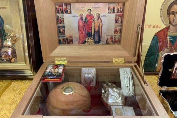 В храме больше тысячи частиц мощей, и все их вынесут на молебен В храме больше тысячи частиц мощей, и все их вынесут на молебен