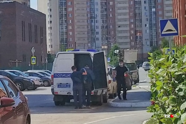 Полицейские отвезли мужчину, пролежавшего два дня в кустах у многоэтажки, в отделение Полицейские отвезли мужчину, пролежавшего два дня в кустах у многоэтажки, в отделение