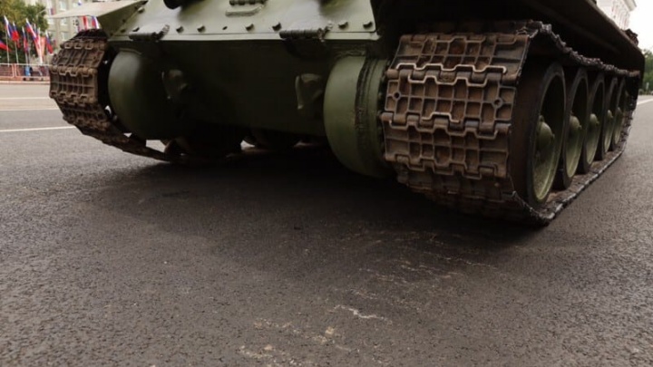 По московскому сценарию: танк испортил асфальт на центральной площади Кемерово