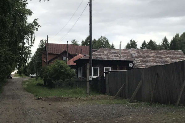 Улица Первомайская граничит с парком, на ней — частные жилые дома Улица Первомайская граничит с парком, на ней — частные жилые дома
