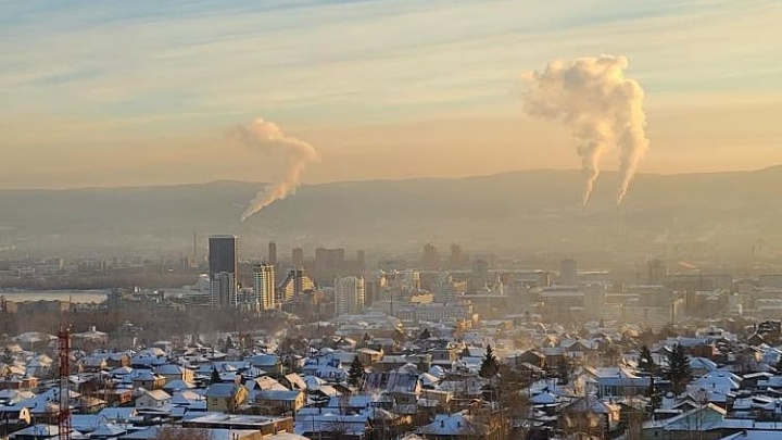 Похолодание и штиль принесли в Красноярск черное небо