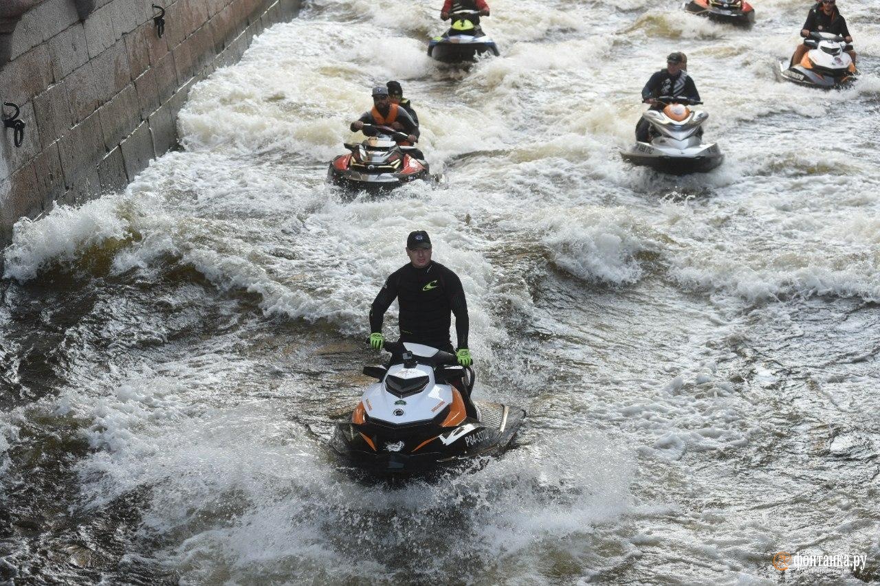 Водный мотоцикл на Крестовском