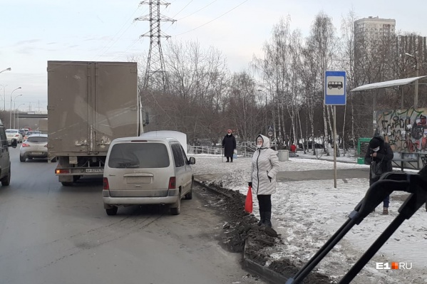 К этой остановке не подъехать вовсе К этой остановке не подъехать вовсе