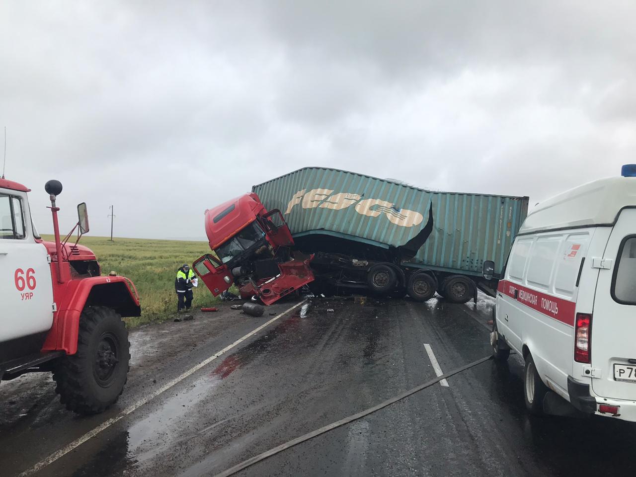 Два грузовика столкнулись и перекрыли федеральную трассу в Канском направлении