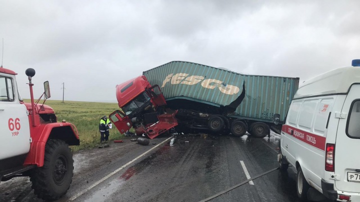 Два грузовика столкнулись и перекрыли федеральную трассу в Канском направлении