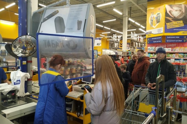 Например, в новосибирских магазинах теперь продавца и покупателя разделяет стекло Например, в новосибирских магазинах теперь продавца и покупателя разделяет стекло