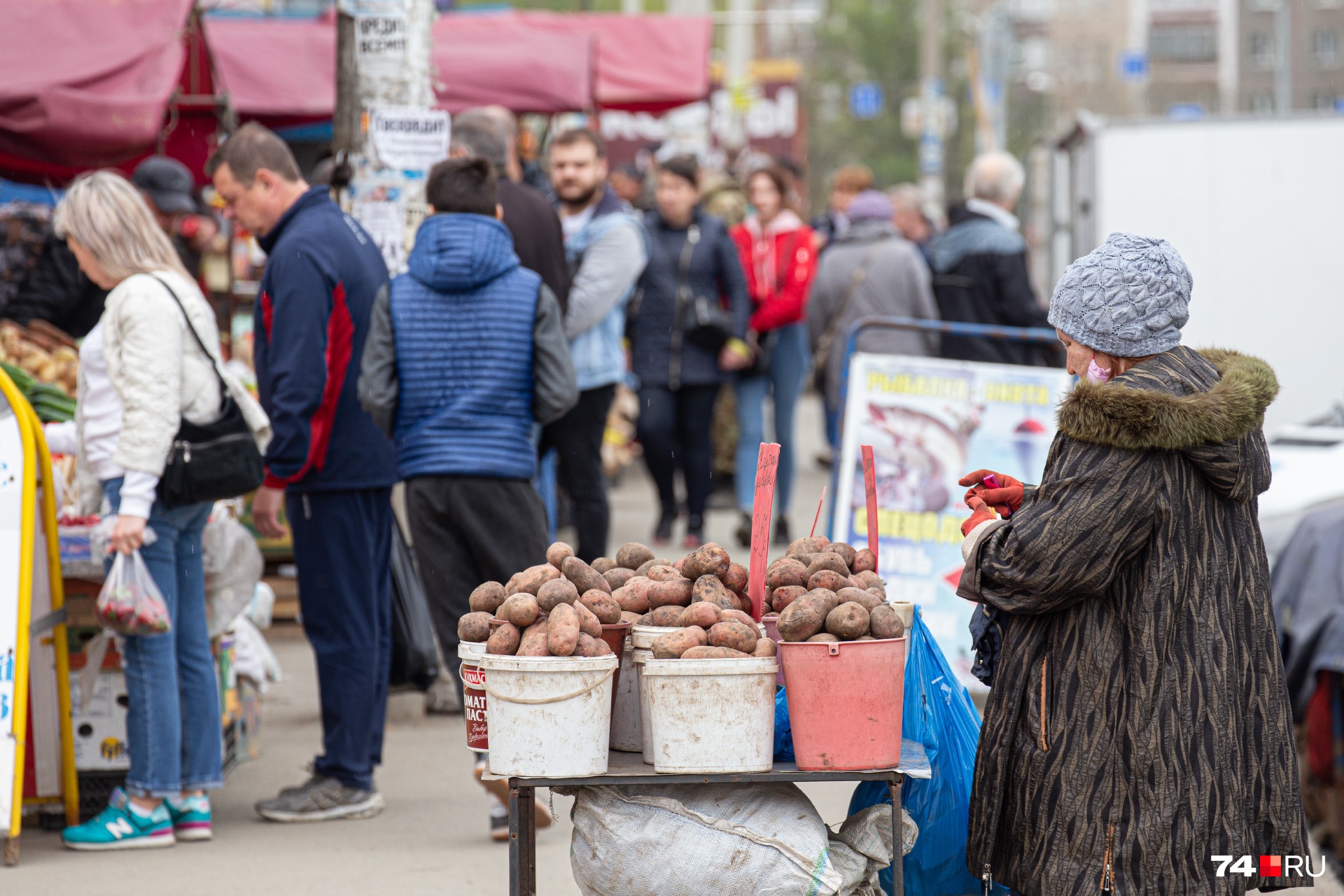 Покупатели жмутся друг к другу в очередях, игнорируя советы Минздрава и Роспотребнадзора Покупатели жмутся друг к другу в очередях, игнорируя советы Минздрава и Роспотребнадзора