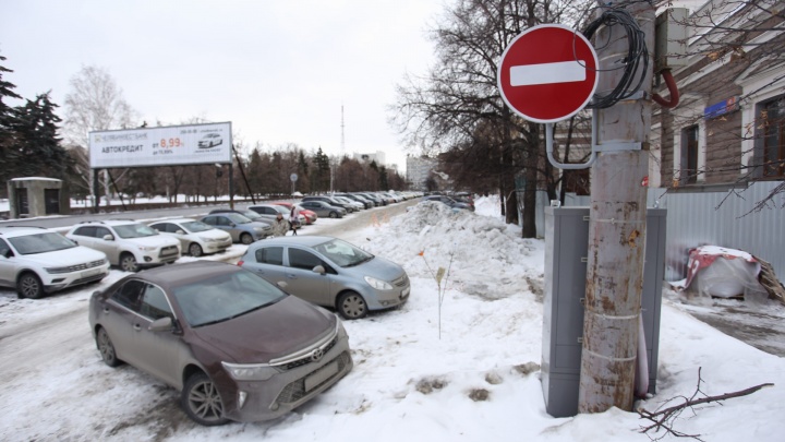 «Стадное чувство»: на площади Революции в Челябинске убрали парковку