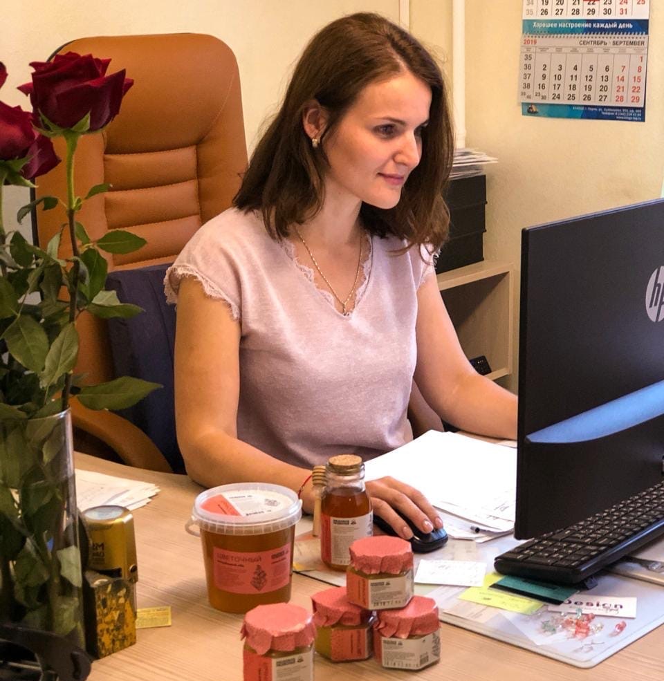 На семейном предприятии Юлия отвечает за реализацию меда и продуктов из него На семейном предприятии Юлия отвечает за реализацию меда и продуктов из него