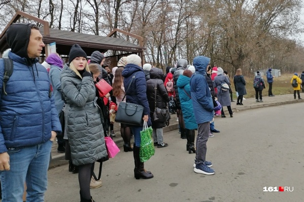 Люди выходят на остановку в районе пяти утра и часами ждут нужный транспорт Люди выходят на остановку в районе пяти утра и часами ждут нужный транспорт