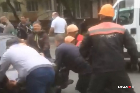 Предположительно депутат Олег Филиппов (на фото в белой футболке) также принимал участие в потасовке Предположительно депутат Олег Филиппов (на фото в белой футболке) также принимал участие в потасовке 