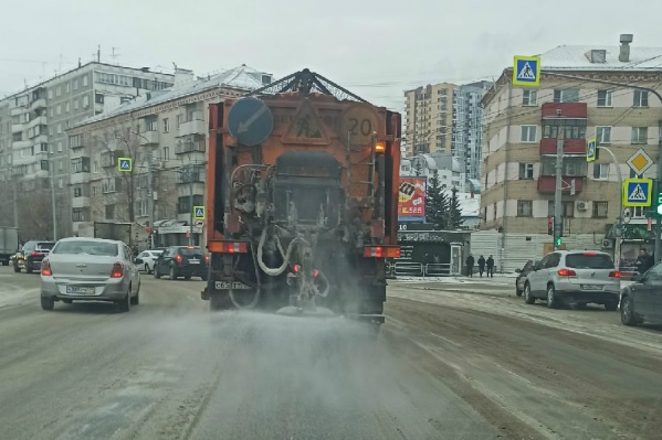 Из-за реагентов на дорогах уже и так появилась грязь, но сыпать не прекращают Из-за реагентов на дорогах уже и так появилась грязь, но сыпать не прекращают