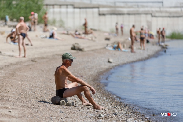 Волгоградцы еще до официального открытия пляжей потянулись к воде Волгоградцы еще до официального открытия пляжей потянулись к воде