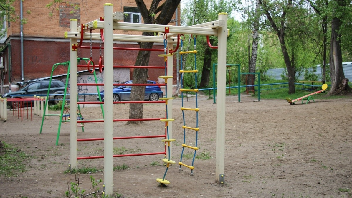 Можно ли гулять на детских площадках в Перми? Отвечают на горячей линии по коронавирусу