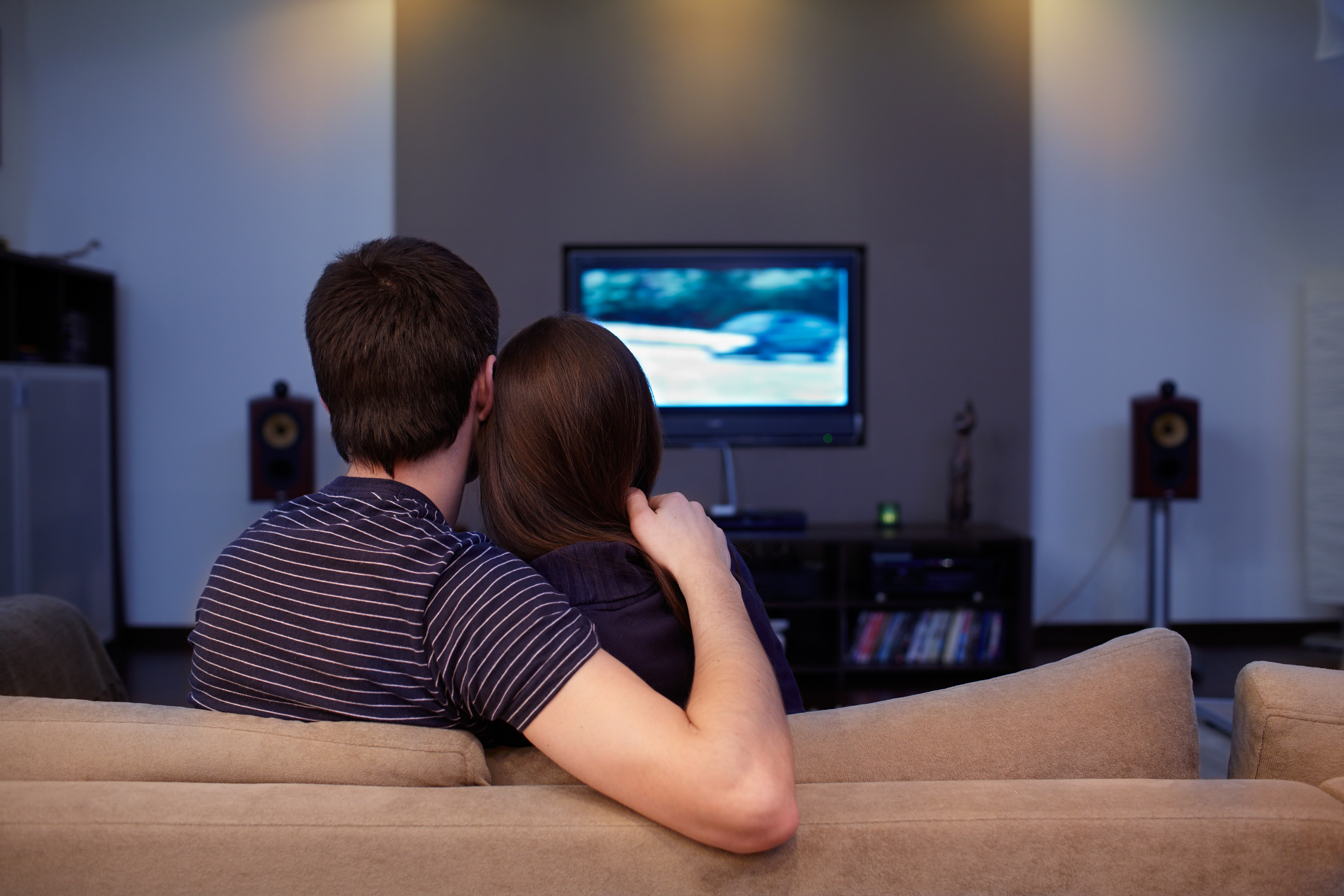 Living with 18. Пара перед телевизором. Пара смотрит телевизор. Пара на диване перед телевизором. Вечер с любимым перед телевизором.