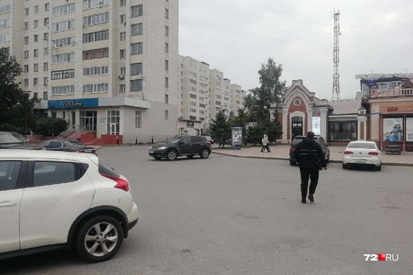 По словам читателя, тюменцы громко слушают музыку на парковке каждые выходные по ночам По словам читателя, тюменцы громко слушают музыку на парковке каждые выходные по ночам