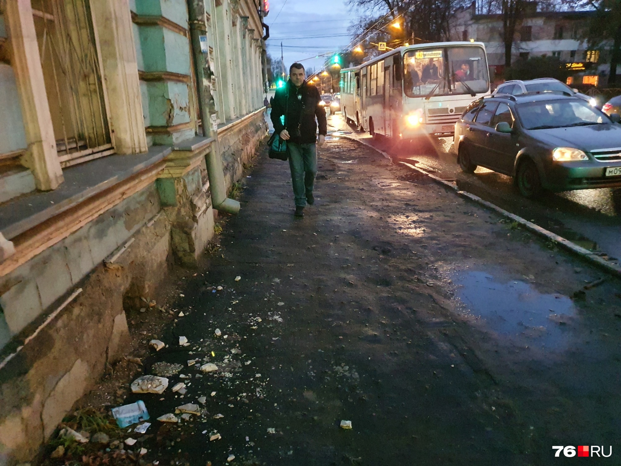 Осколки рухнули на пешеходную часть Осколки рухнули на пешеходную часть