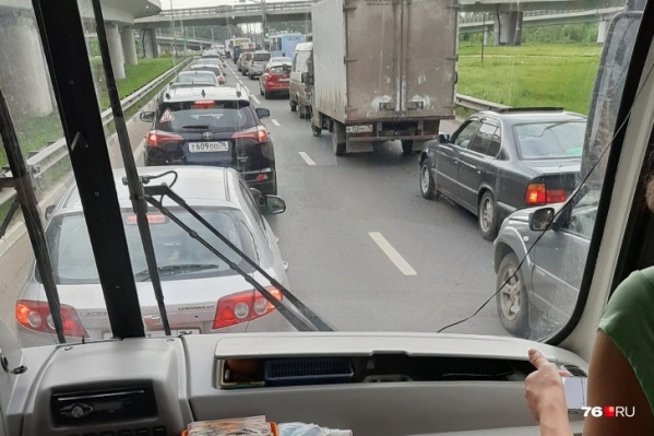 Утренняя пробка на выезде из Дзержинского района стала ежедневной Утренняя пробка на выезде из Дзержинского района стала ежедневной