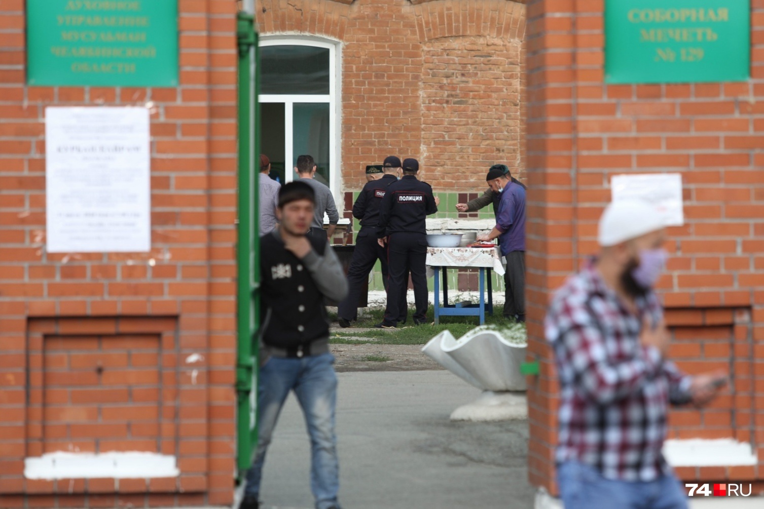 Отведали его не только верующие мусульмане, но и полицейские, следившие всё это время за порядком Отведали его не только верующие мусульмане, но и полицейские, следившие всё это время за порядком