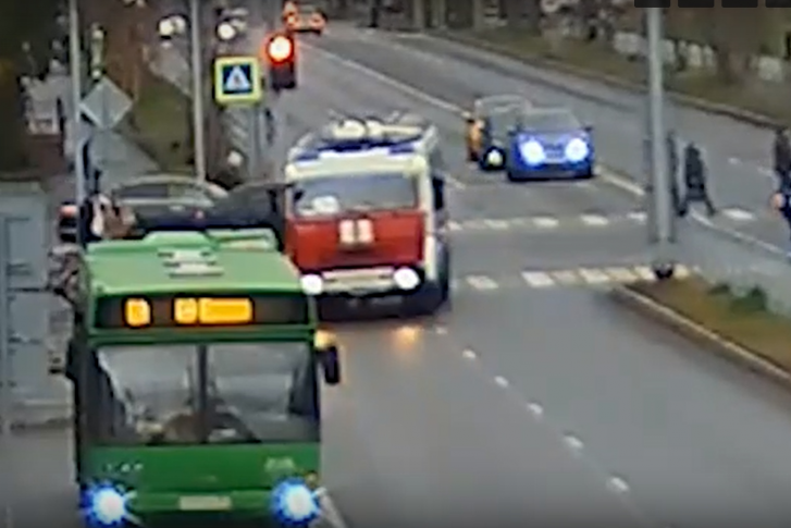 На кадрах видно, что мальчик влетел в переднее колесо автомобиля На кадрах видно, что мальчик влетел в переднее колесо автомобиля