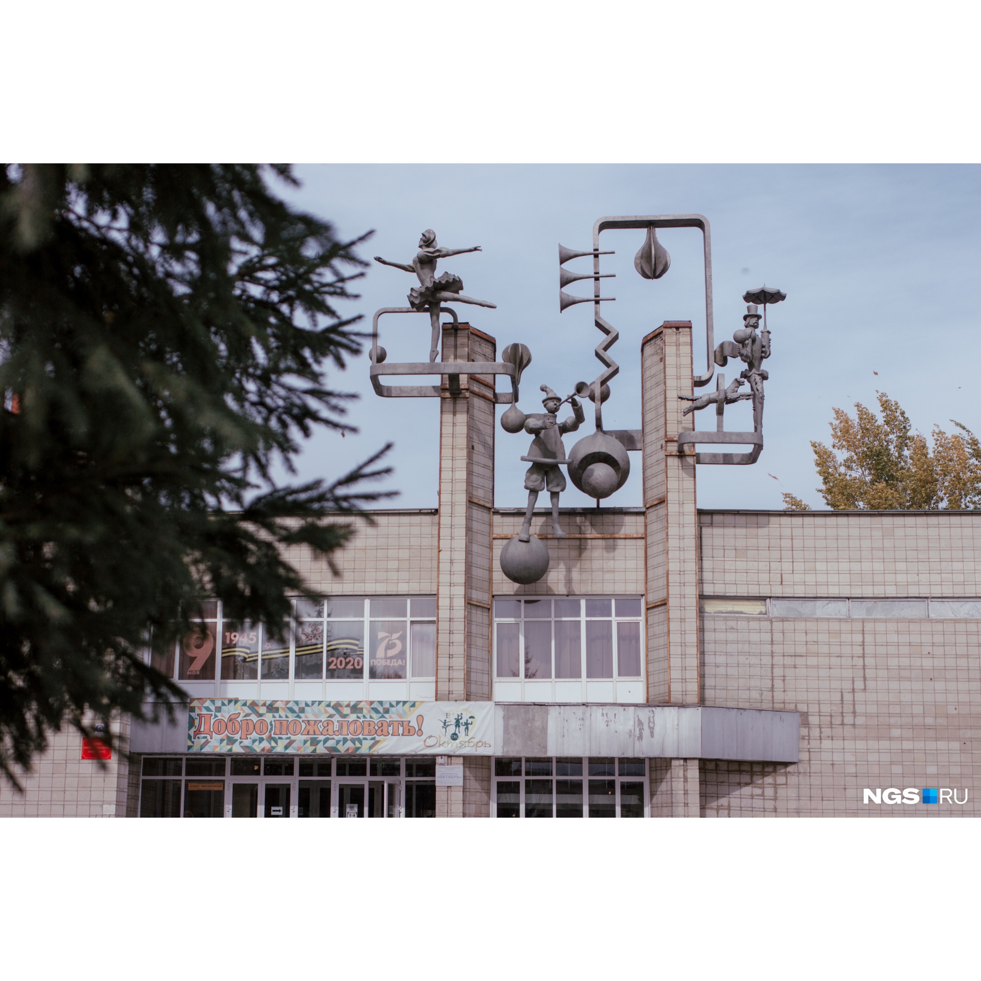 В Ложке и правда своя атмосфера — пока мы с фотографом гуляли по окрестностям, местные нас постоянно провожали взглядом. Видимо, чужаков здесь вычислить легко В Ложке и правда своя атмосфера — пока мы с фотографом гуляли по окрестностям, местные нас постоянно провожали взглядом. Видимо, чужаков здесь вычислить легко