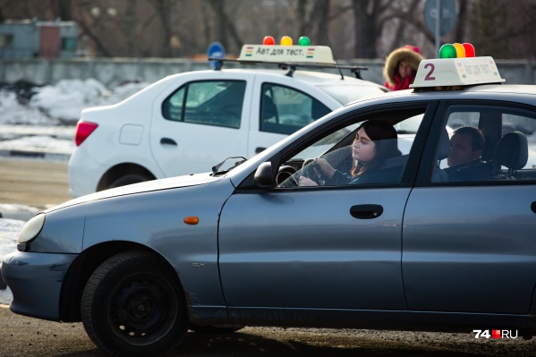 Пока занятия в автошколах идут по обычной программе. Но с учетом новых правил на экзамене многое придется скорректировать Пока занятия в автошколах идут по обычной программе. Но с учетом новых правил на экзамене многое придется скорректировать