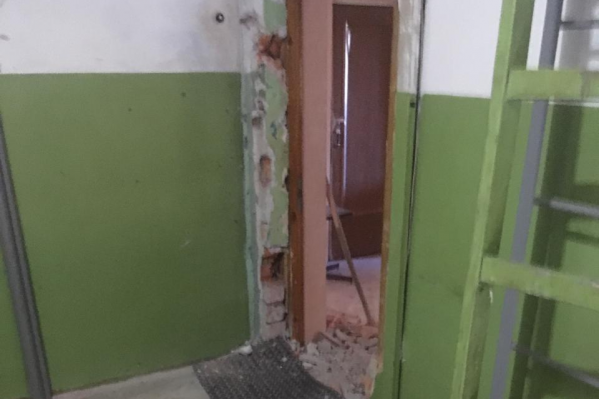 Мужчина уверяет, что застройщик специально выламывает двери вместе с рамами, чтобы дом признали аварийным Мужчина уверяет, что застройщик специально выламывает двери вместе с рамами, чтобы дом признали аварийным