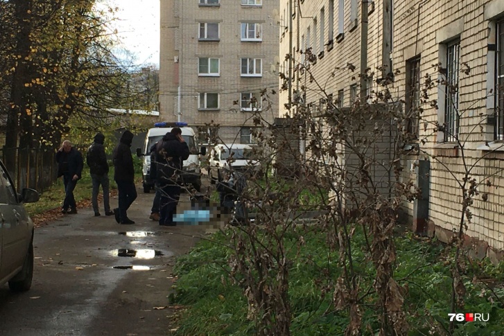 Тело нашли под окнами пятиэтажки Тело нашли под окнами пятиэтажки
