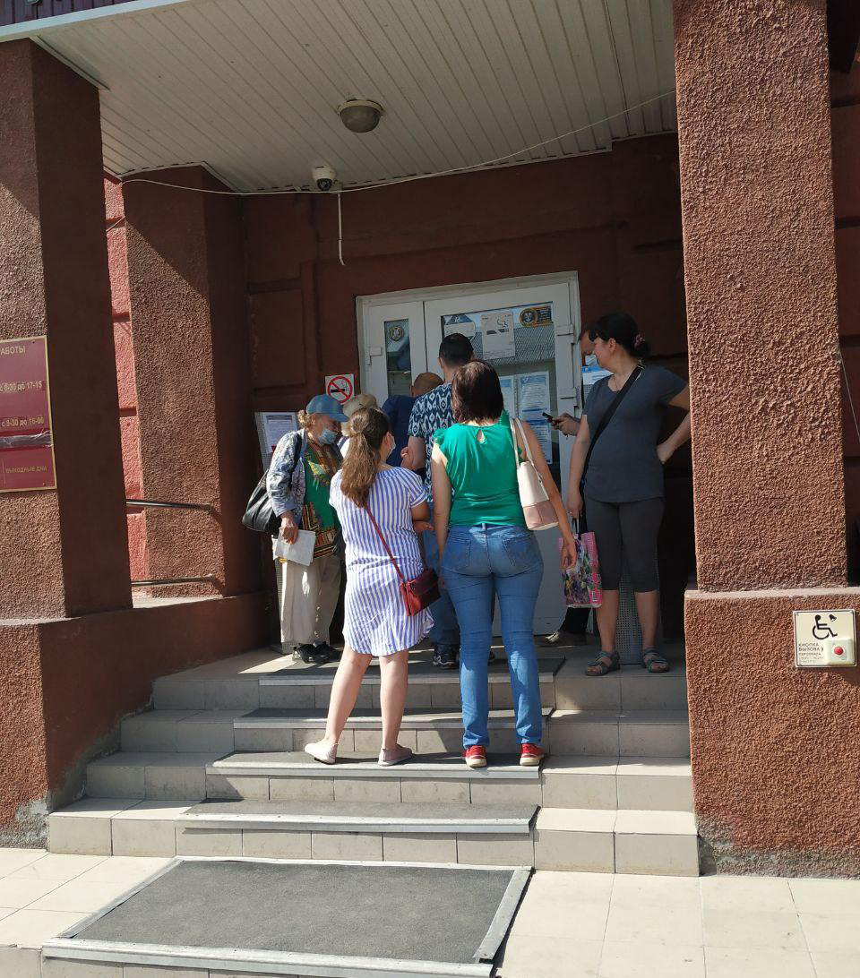 И снова никакой социальной дистанции И снова никакой социальной дистанции