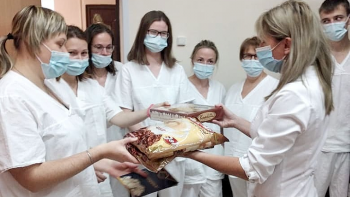 «Это днище»: жена Цивилева отблагодарила кузбасских врачей за работу открытками и кофе 3 в 1
