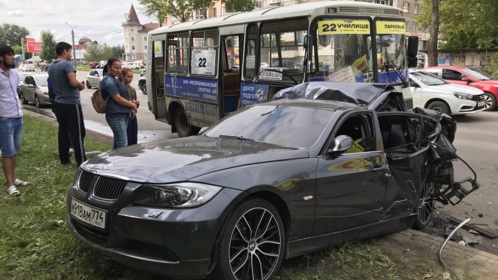 В Челябинске маршрутка попала в ДТП, есть пострадавшие