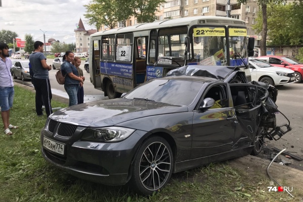 На место уже приехали сотрудники скорой и МЧС На место уже приехали сотрудники скорой и МЧС