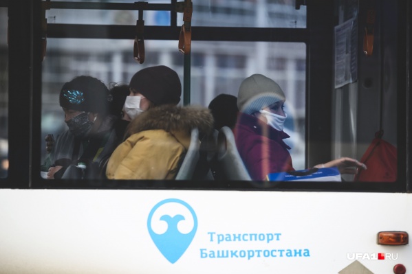 Масочный режим ввели из-за коронавируса этой весной. За его нарушение сейчас не штрафуют Масочный режим ввели из-за коронавируса этой весной. За его нарушение сейчас не штрафуют