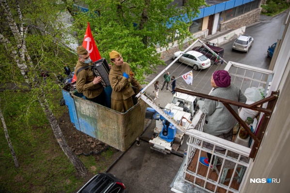К изолированным ветеранам поднялись на автовышке К изолированным ветеранам поднялись на автовышке