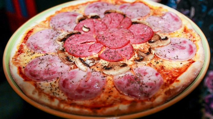 Pizza ExpresS решила готовить пиццы и роллы на заказ всего за 199 рублей