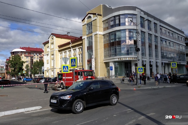 Подойти близко к «Европарку» нельзя — здание обнесено сигнальной лентой<br> Подойти близко к «Европарку» нельзя — здание обнесено сигнальной лентой<br>